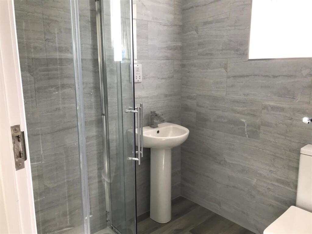 Pickering Villas Shower room.jpg