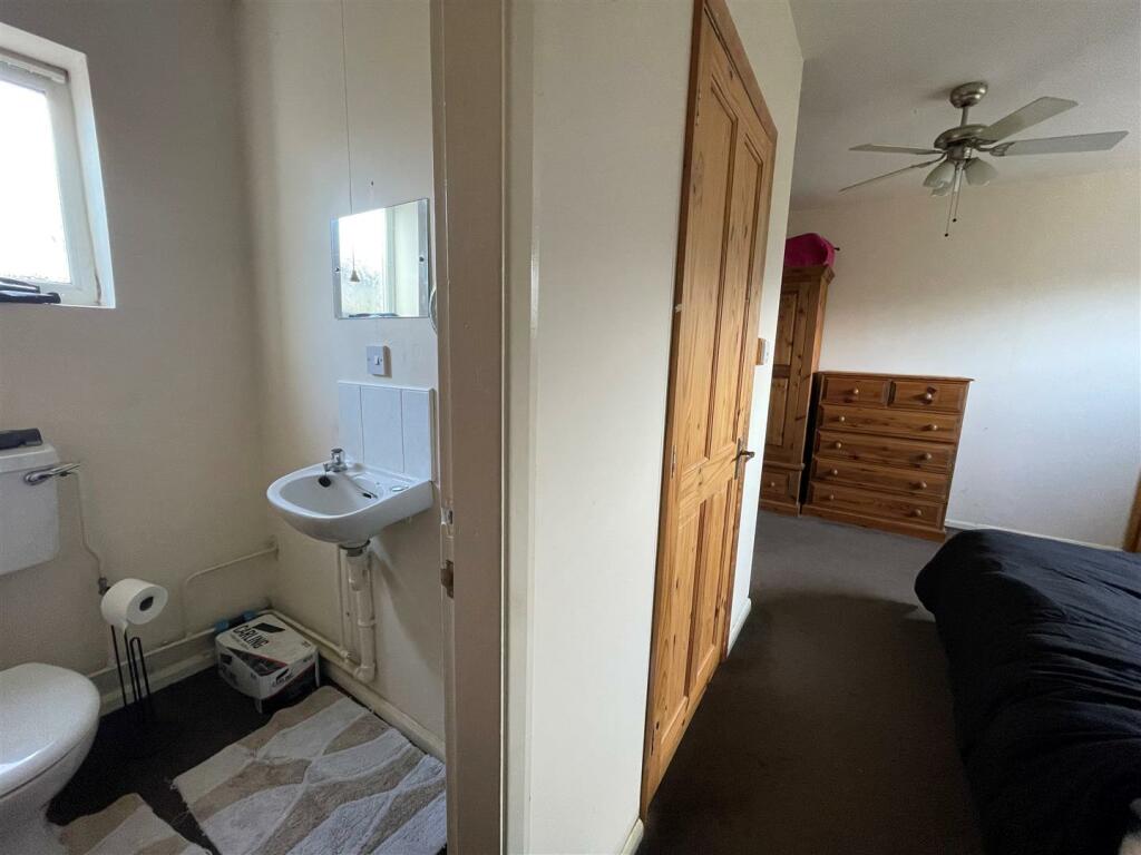 En-suite &amp; Bedroom 1