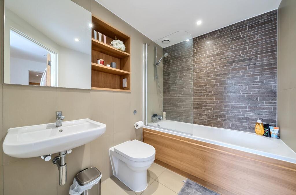 Davidson Frost-Wellings, DFW, Attlee Court, Bathro