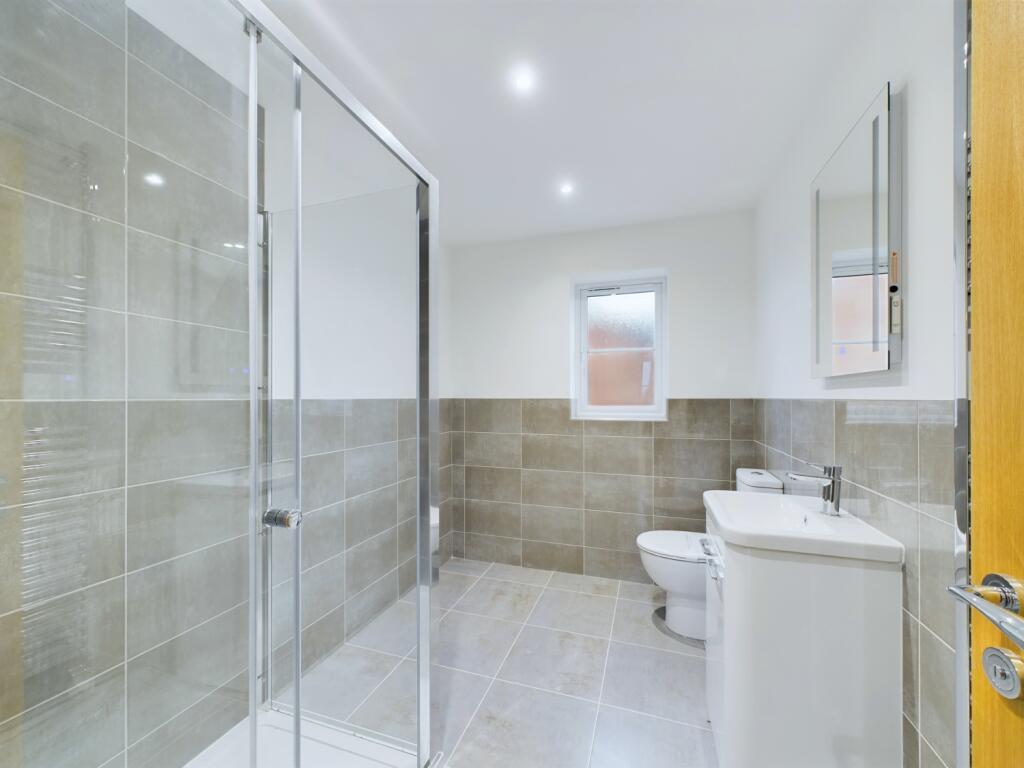 Ensuite to Bedroom 1