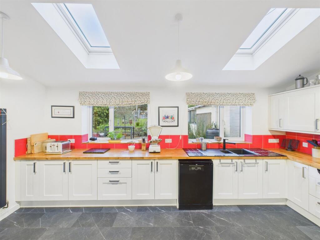 KITCHEN/BREAKFAST ROOM