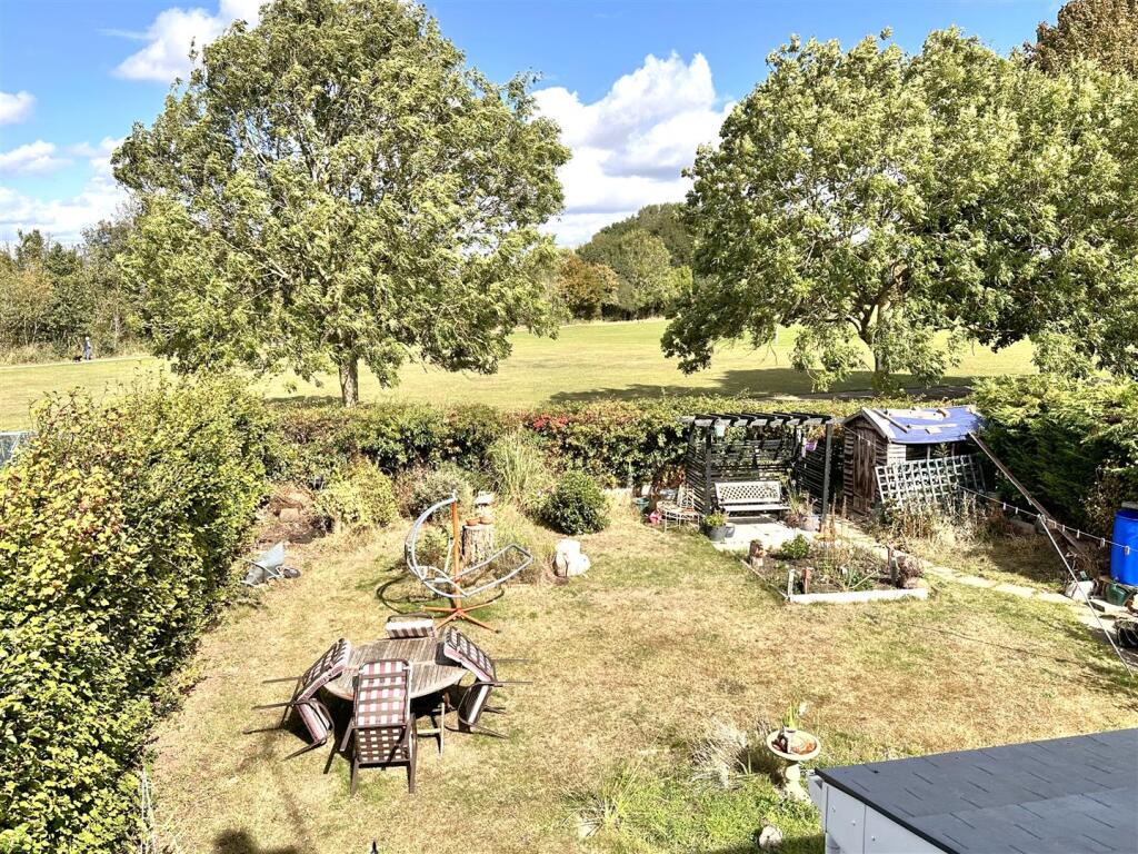 Rear Garden &amp; Unspoiled Outlook 908
