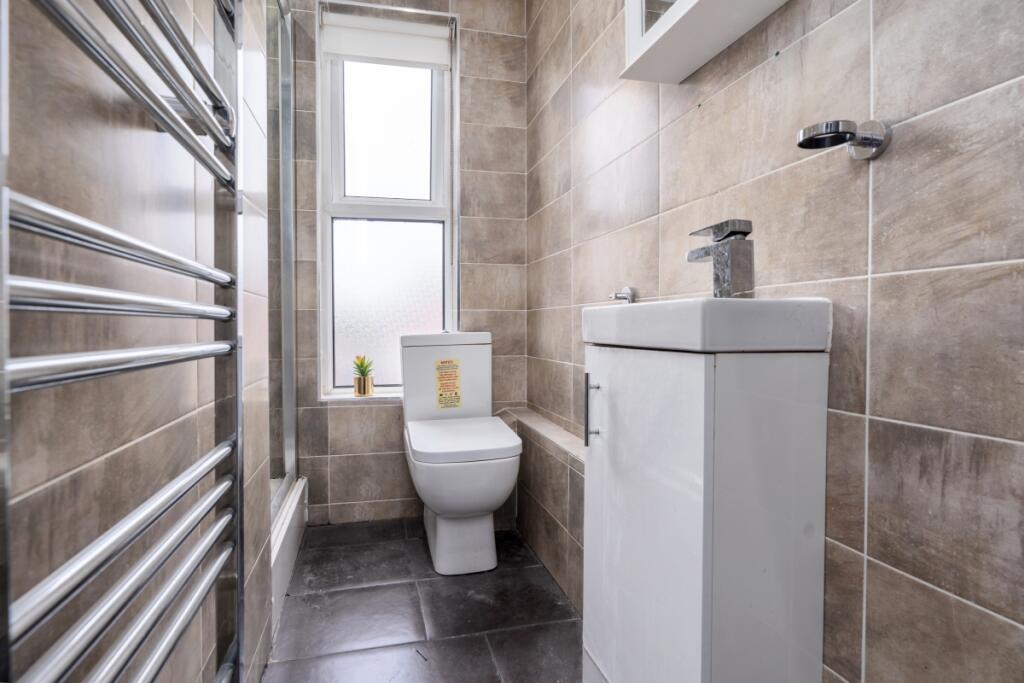 2 Lombard Grove, Bathroom 1