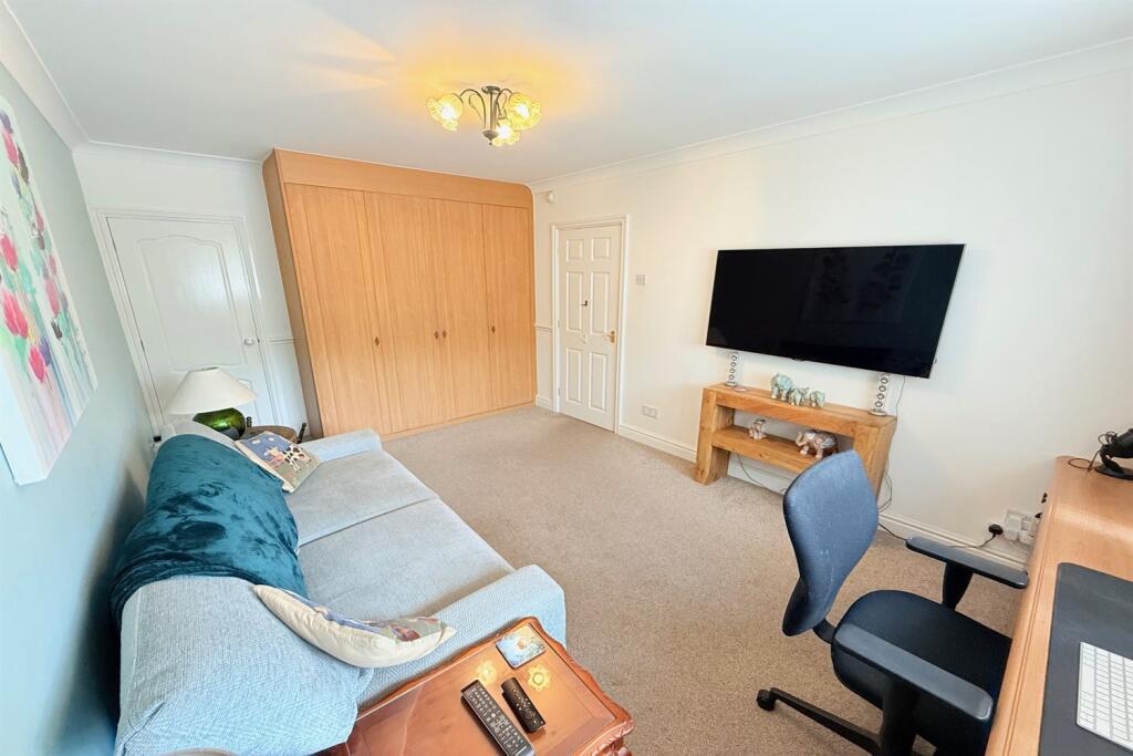 Downstairs bed/Offic