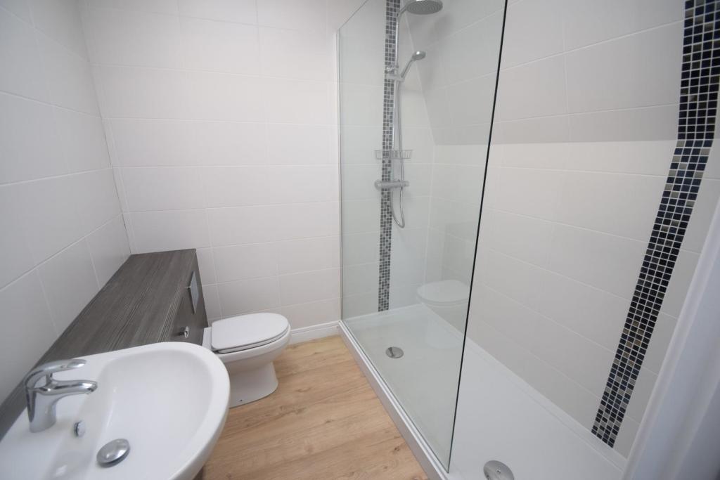 27 Esher House en suite.JPG