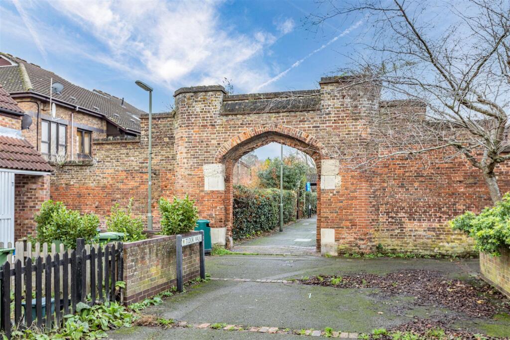 12 Gate Court, Gateway, Weybridge, KT13 8NW - 1.jp