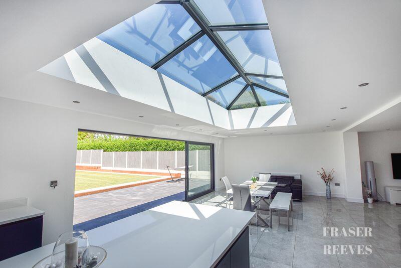 Stunning Kitchen/Dinning/Family room