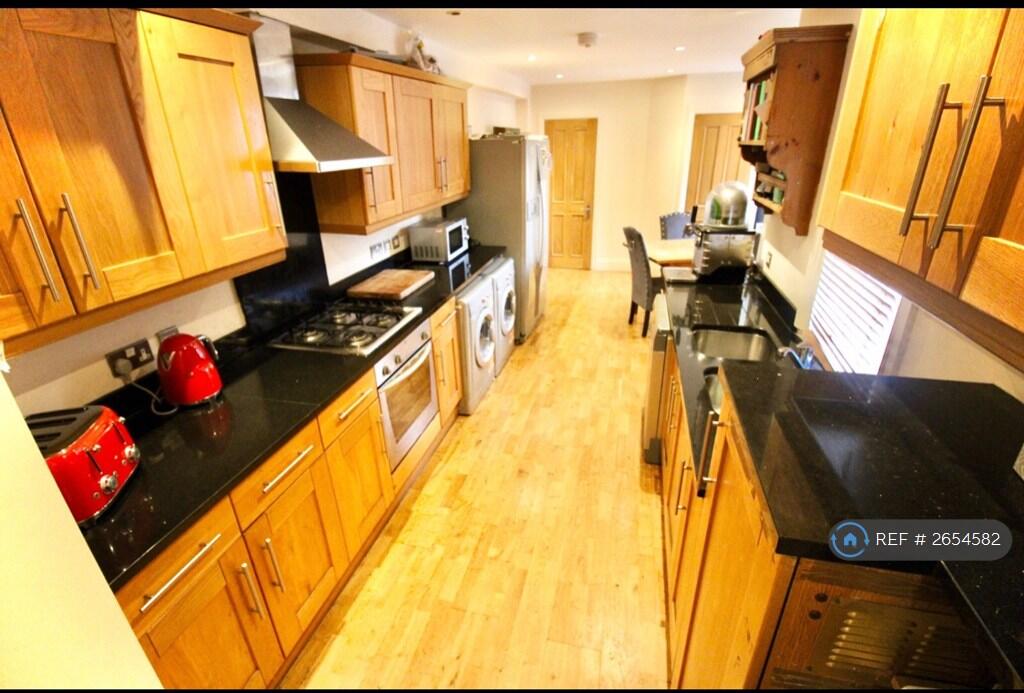 Huge Breakfast Kitchen With All Appliances