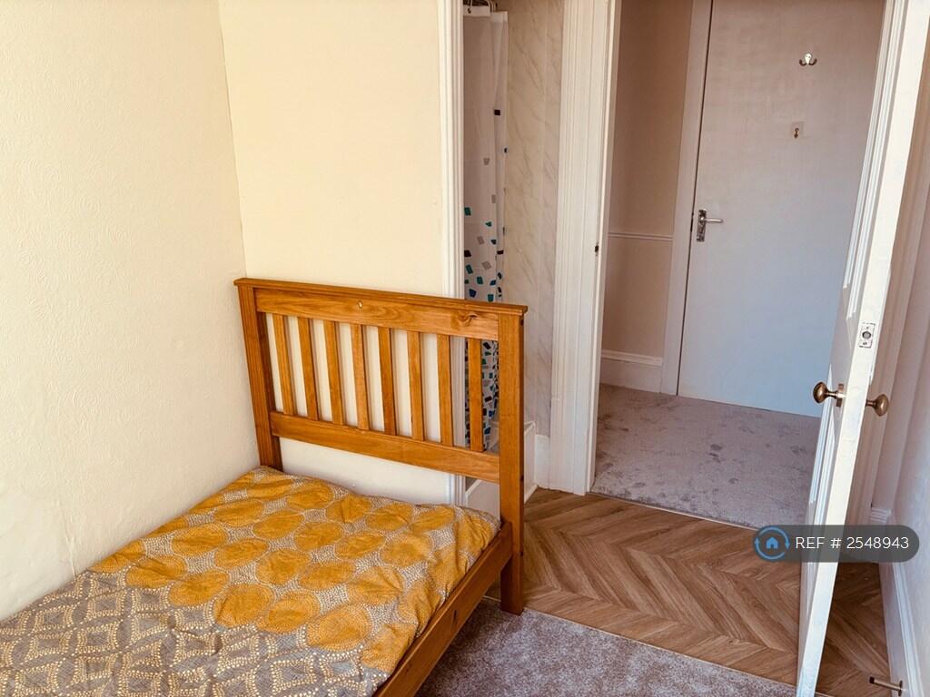 Bedroom ( With En Suite Shower )