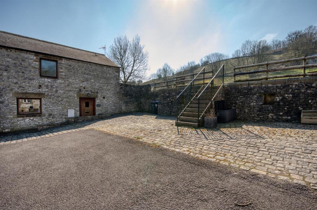 4 The Fold, Main Street, Taddington, Buxton, SK17 9UB