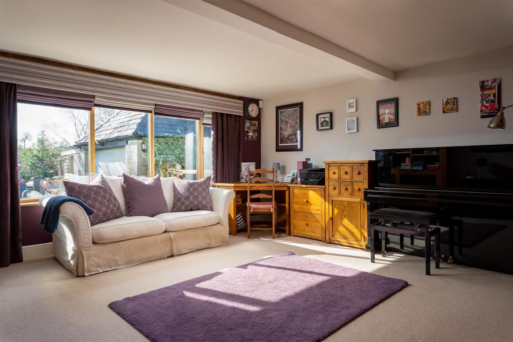45 - Manor Barn - GL53 9PD - Web.jpg