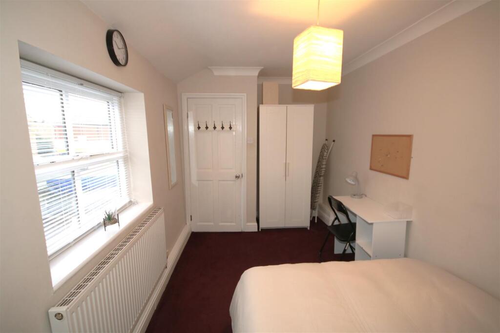Bedroom 1b.JPG