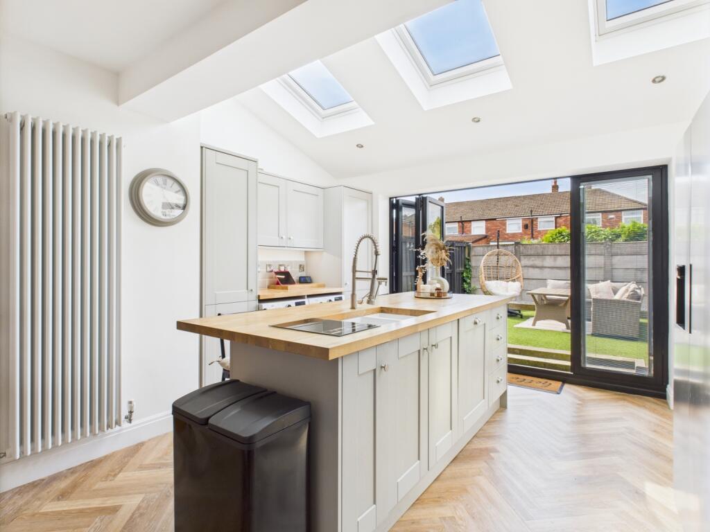 CAM03729G0-PR0115-STILL013