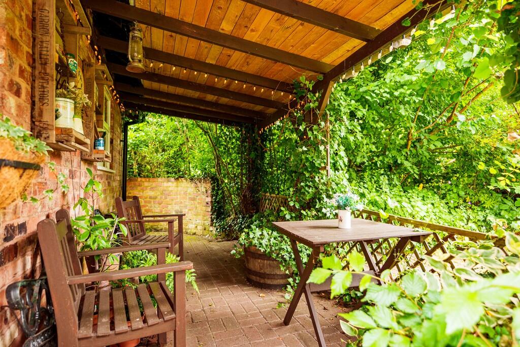 The Chimneys, Sau...