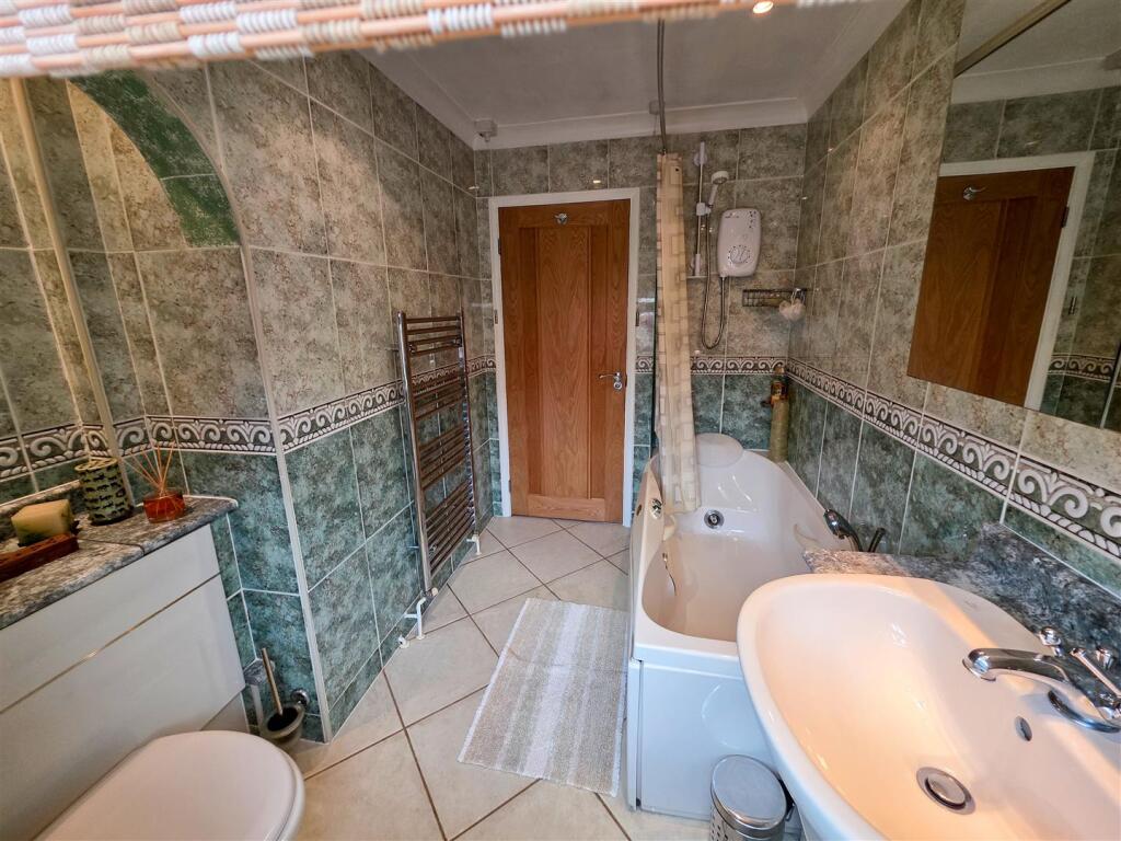 Main Bathroom 1a.jpg