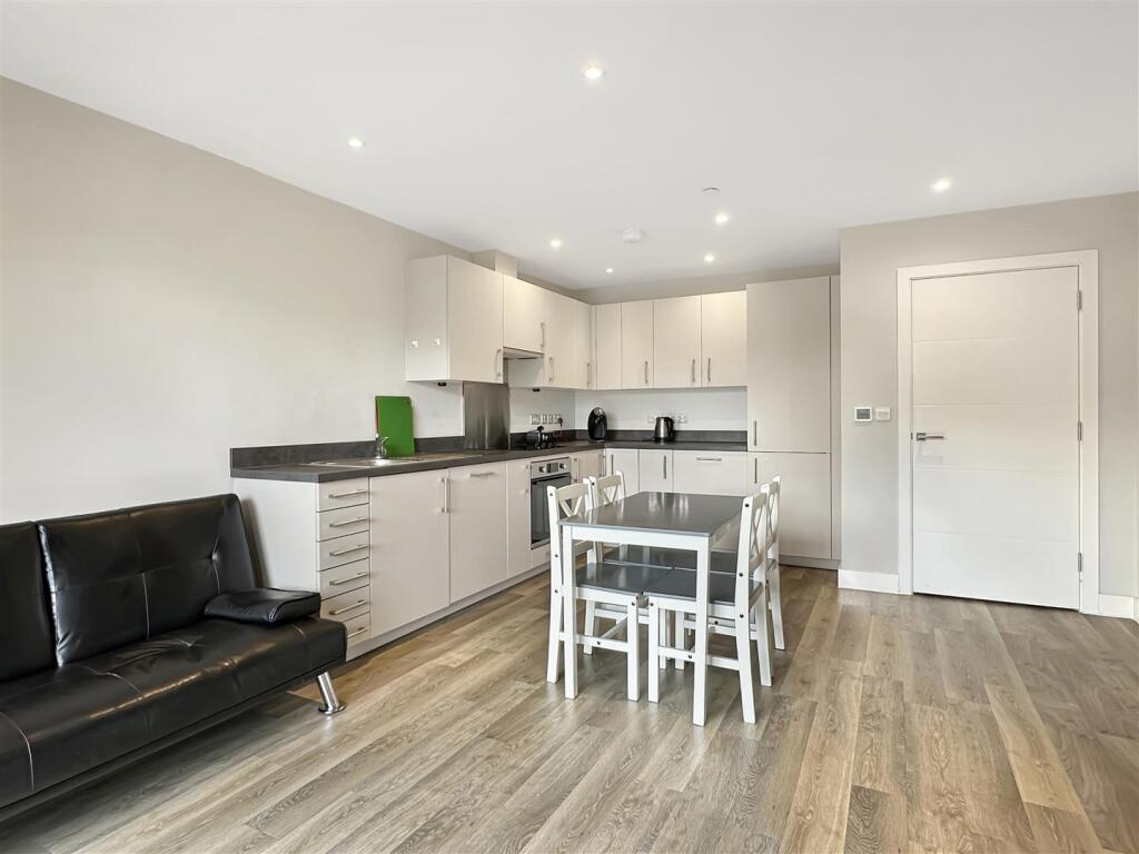 Living / Dining (2)