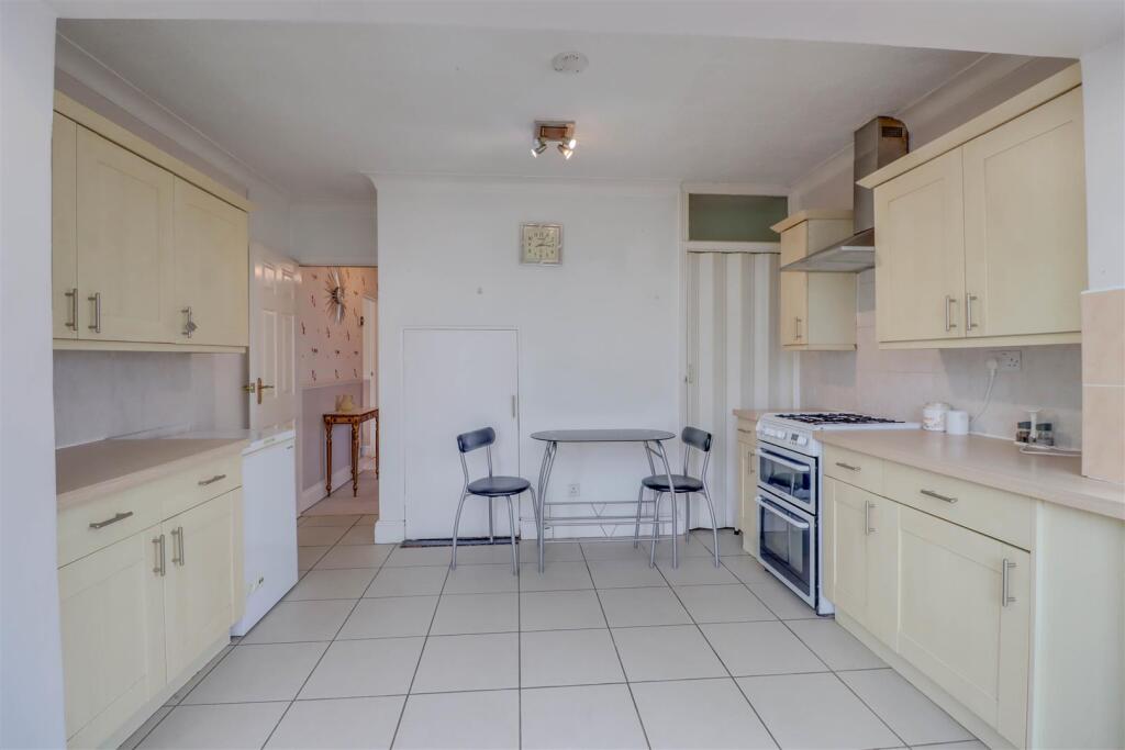 16 LONGFIELD CLOSE INSIDE-6.jpg