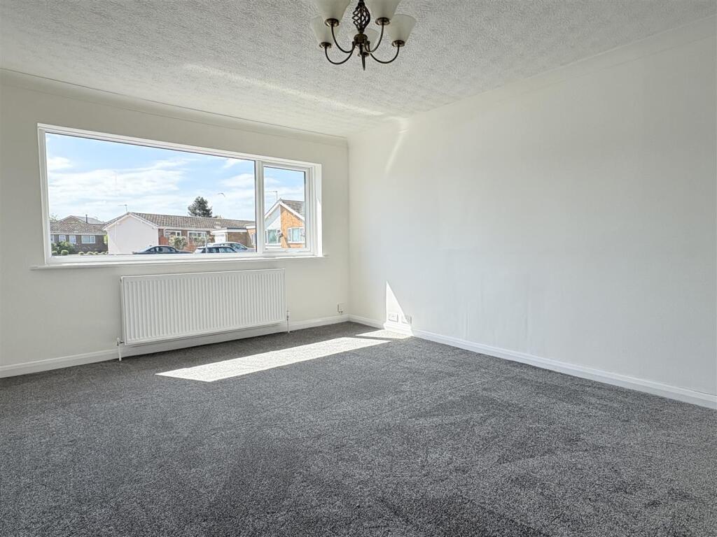 LOUNGE WITH DINING AREA