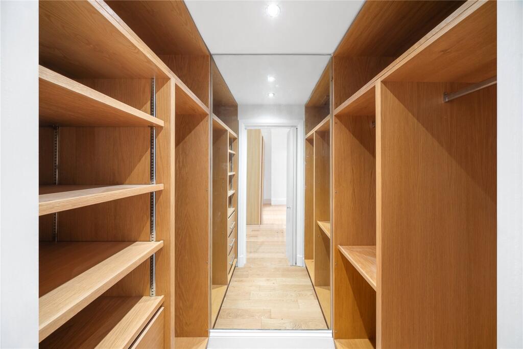 Walk-In-Wardrobe