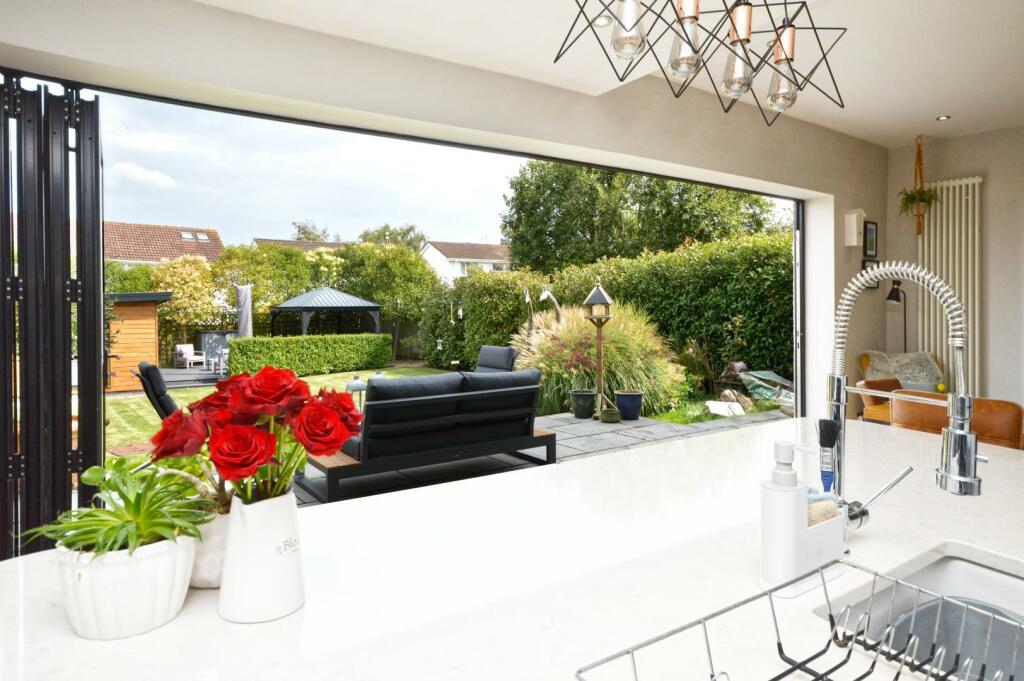 Open Plan L-Shaped Kitchen/Dining/Family Room