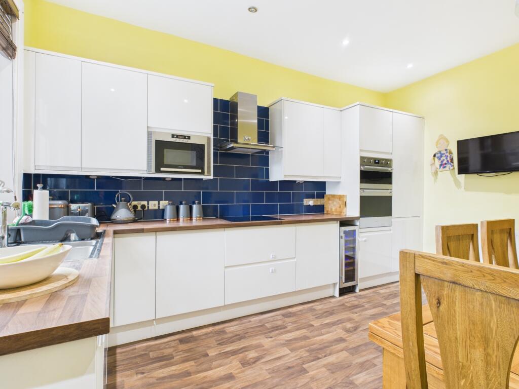 CAM03729G0-PR0165-STILL021