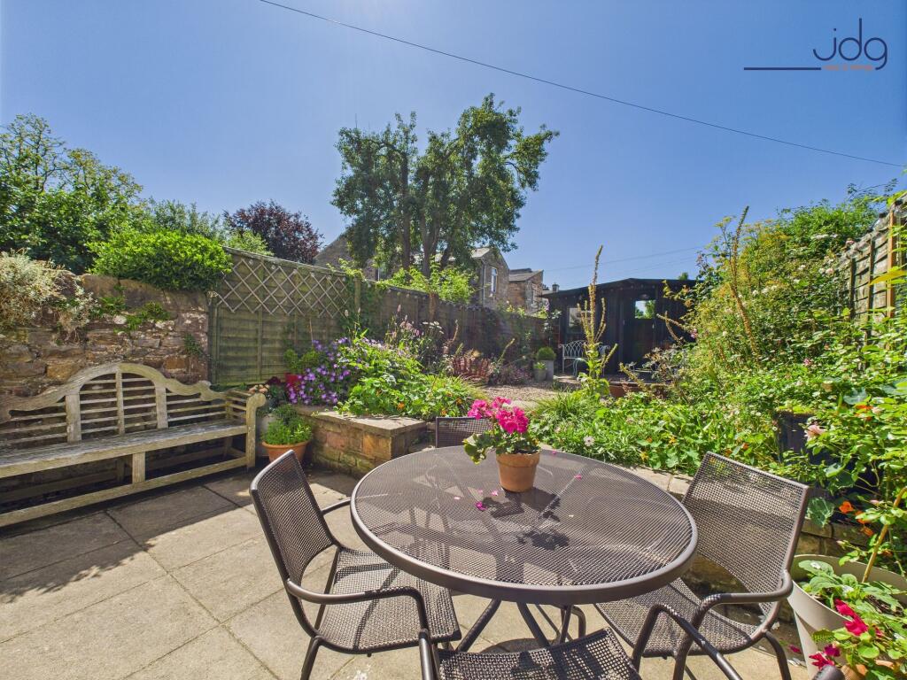 Spacious colourful garden