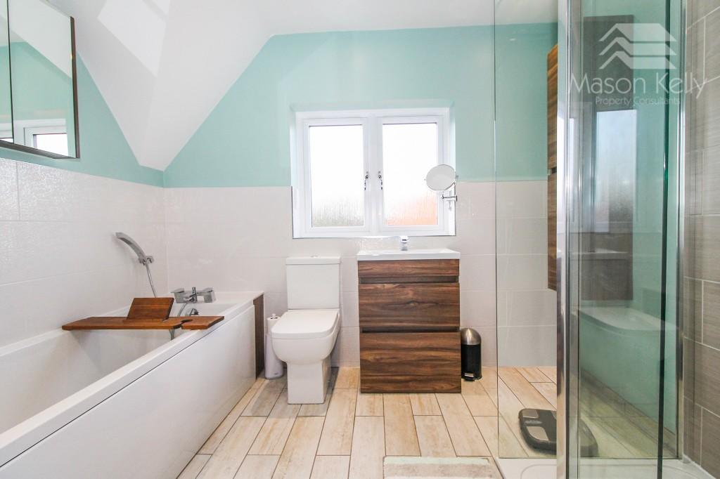 EN SUITE BATHROOM 