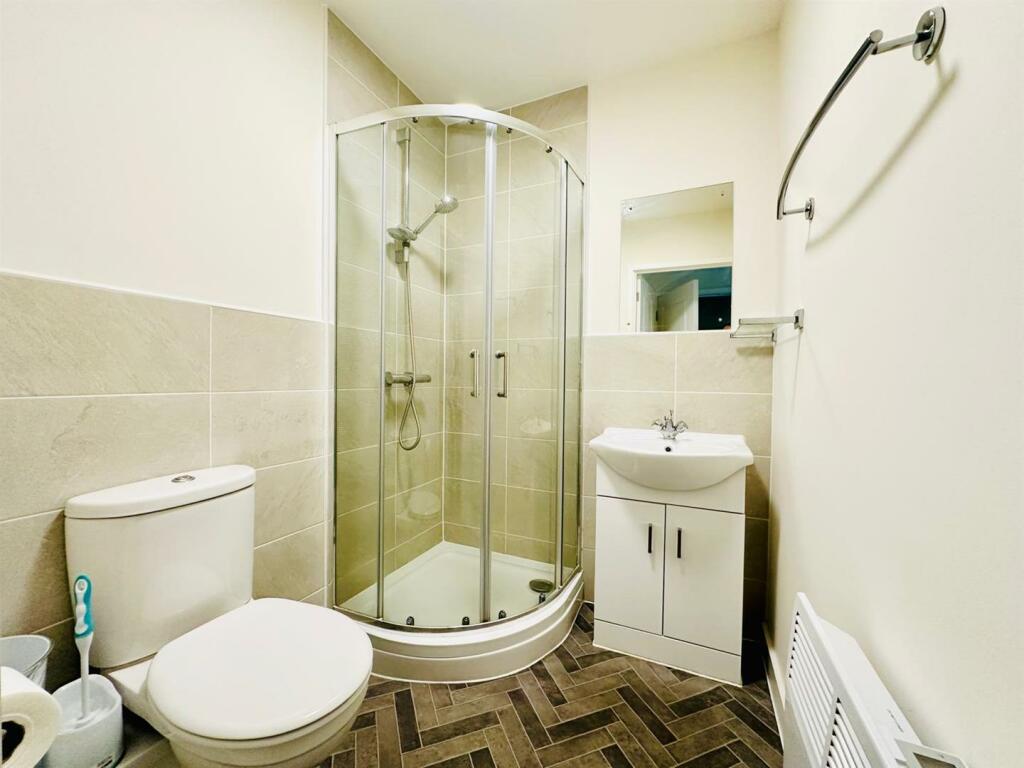 En suite to bedroom 1