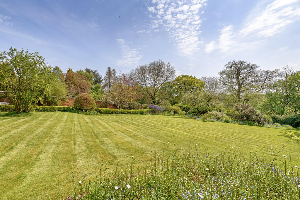 Lawned Gardens