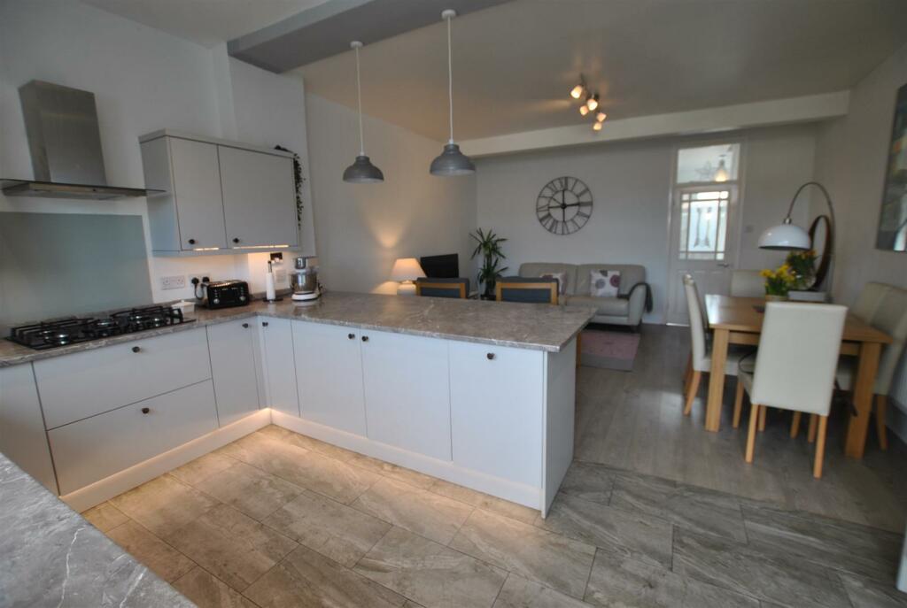 OPEN PLAN KITCHEN/LIVING ROOM