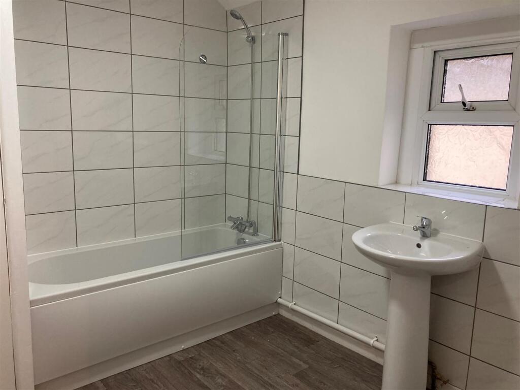 24 The Parade - bathroom.jpg
