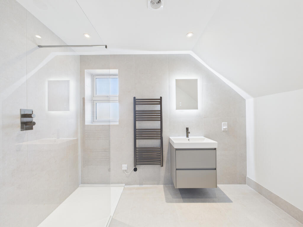 CAM01354G0-PR0625-STILL012