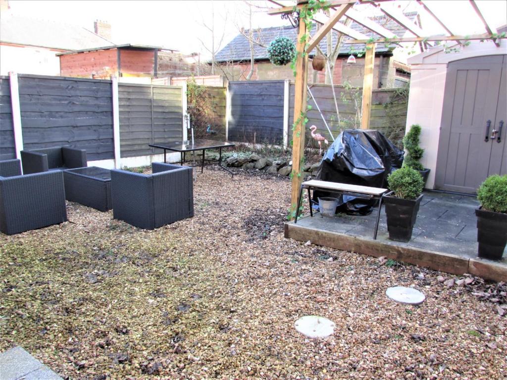 BoothHallRd42gdn1.JPG