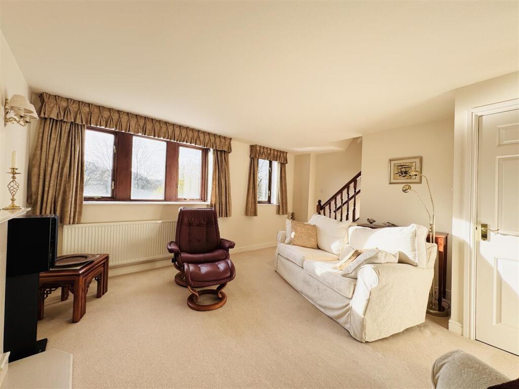 LOUNGE / DINING ROOM