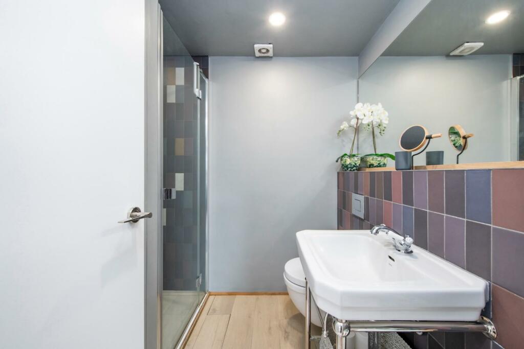 BATHROOM 1.jpg