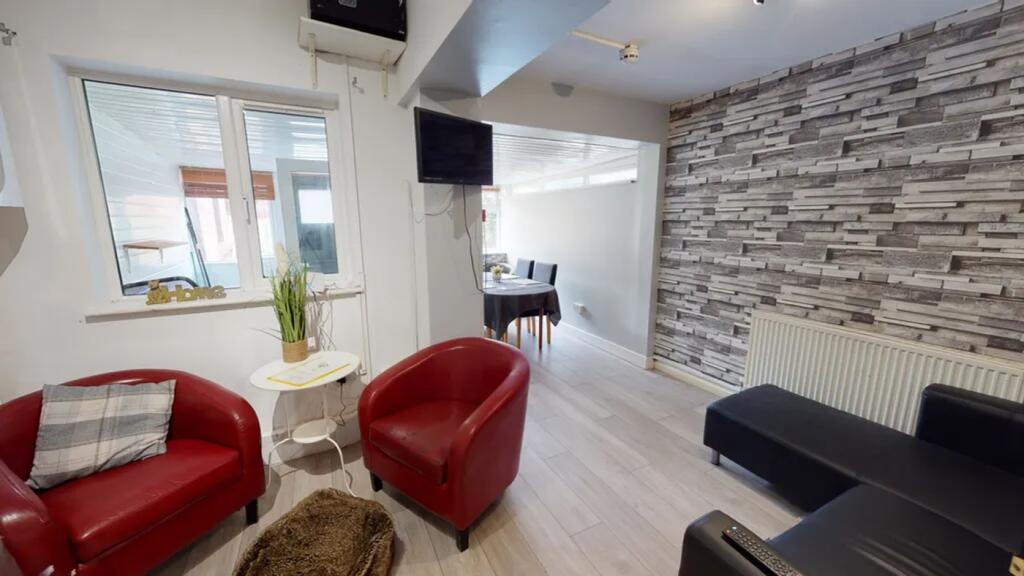 A spacious and inviting large modern living roo...