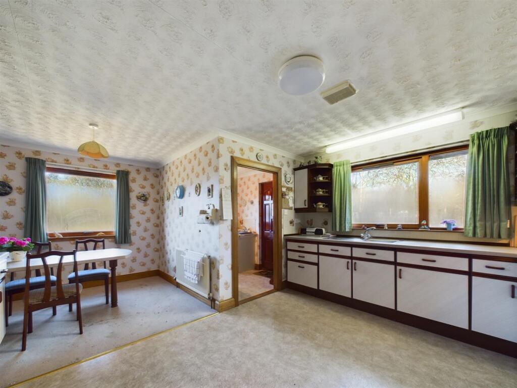 KITCHEN/DINING ROOM