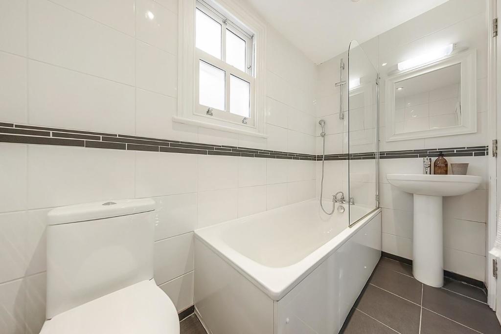 Bathroom (1).jpg