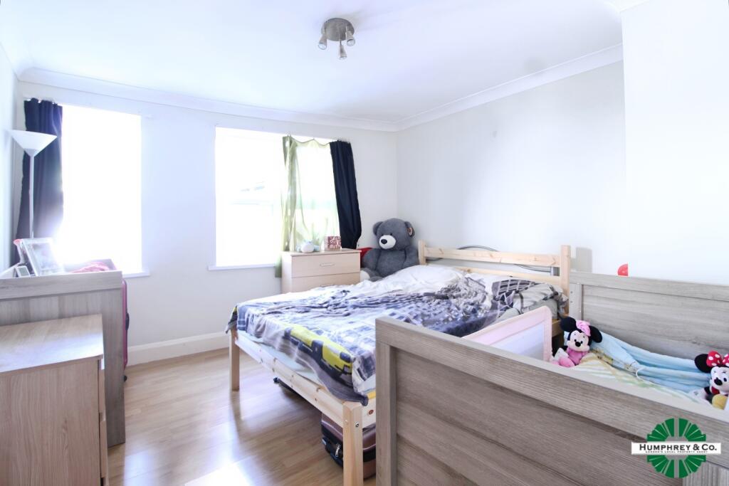 pbox-bedroom-325428.jpg