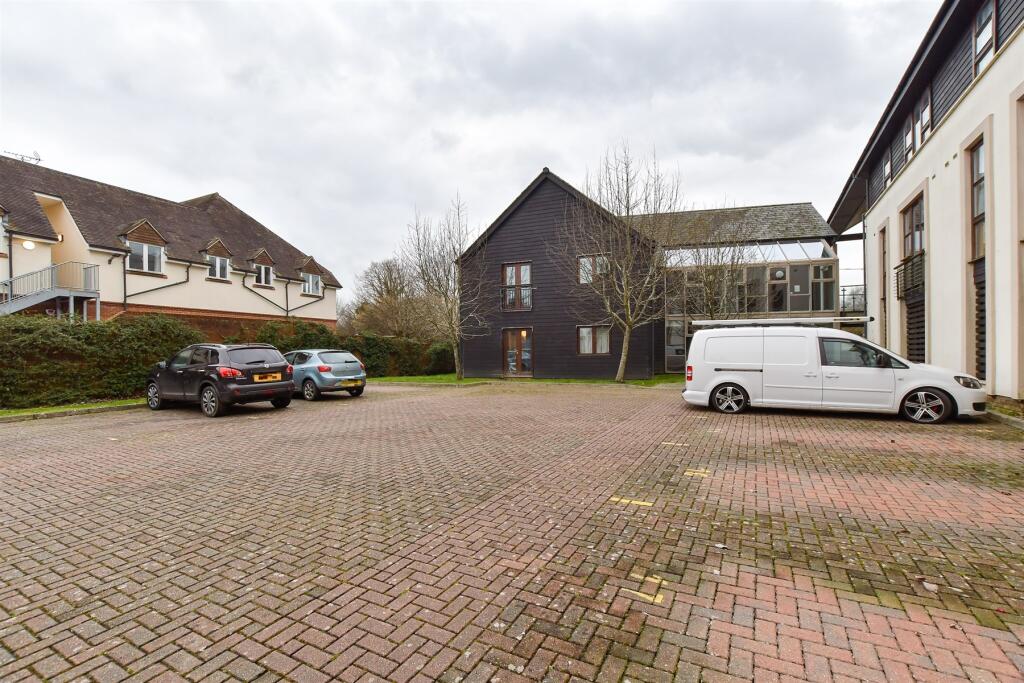 Gsbq7 - Driveway-Parking