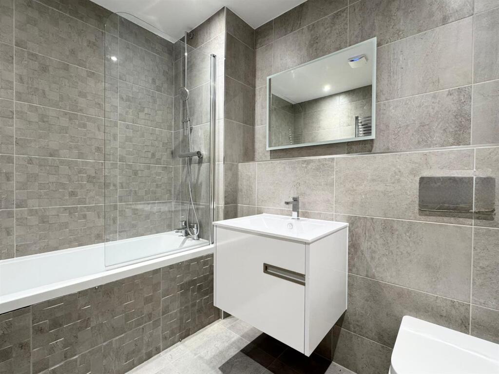 Family bathroom.jpg