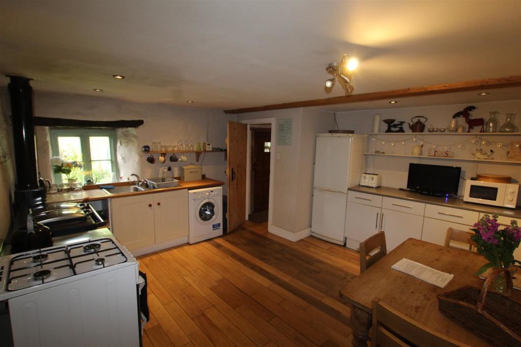 KITCHEN/DINING ROOM