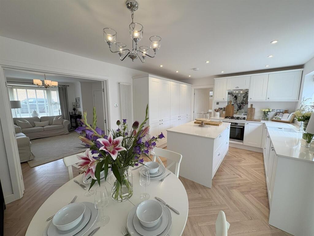 KITCHEN/DINING ROOM