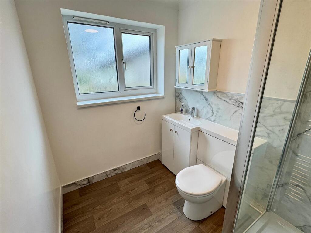 4 Place Parc Shower Room