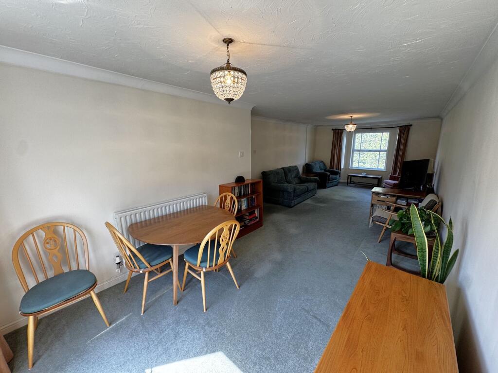 Living Room / Dining
