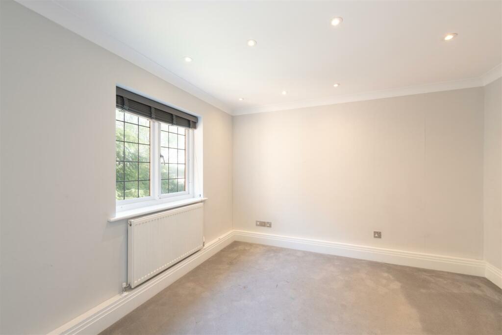 Gills Hill Lane 9.jpg