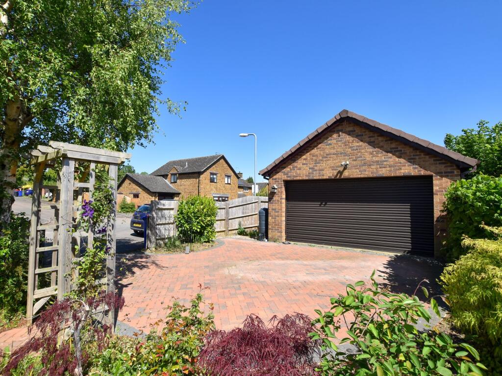Double Garage &amp; Driveway