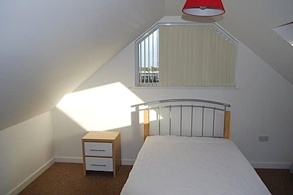 Bedroom 6 e.JPG
