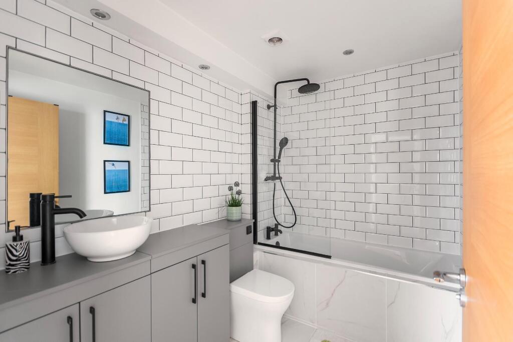 FT1KSE - Bathroom B.jpg