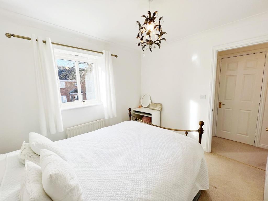 Bedroom 1 pic 2.jpg